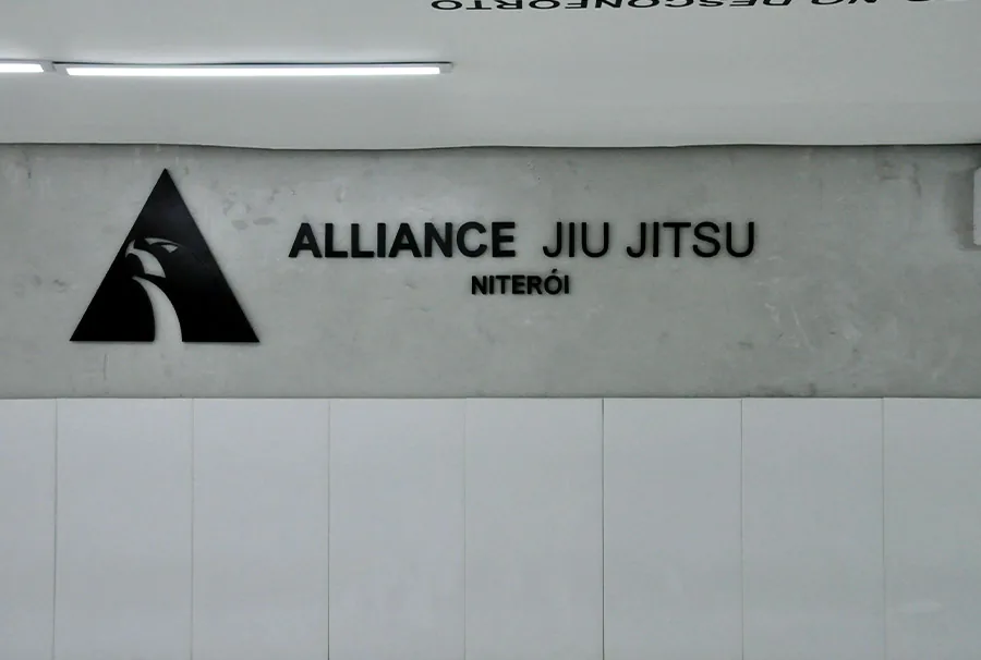 Alliance Jiu Jitsu Niterói — إيكارايي، نيتيروي. ملاحظة: نيتيروي بلدية مستقلة بذاتها عبر خليج غوانابارا عن مدينة ريو دي جانيرو — نحو 25 إلى 40 دقيقة بالعبّارة من Praça XV، أو عبر الجسر — وليست حيًّا من أحياء ريو