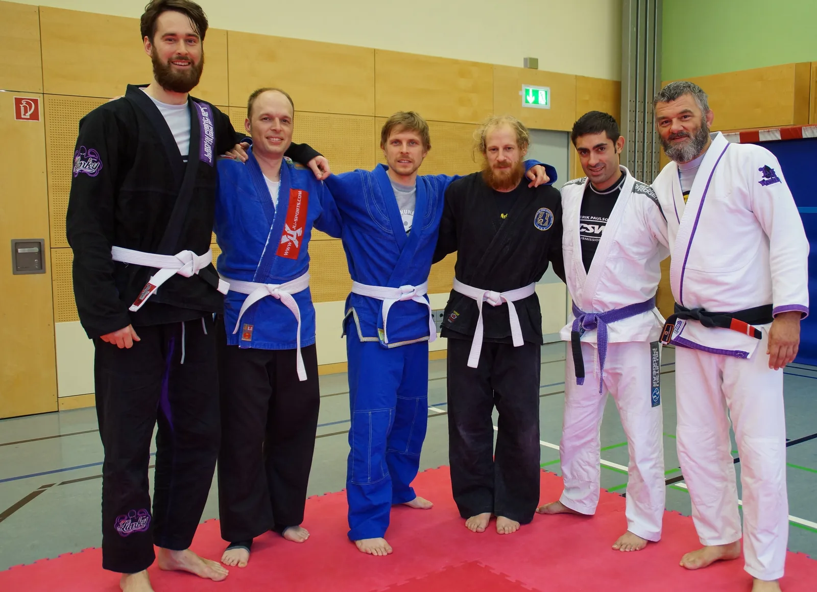 Berlin Martial Arts Group e. V. (BMAG)——一家克罗伊茨贝格的注册协会，柔术页的标题是“Hilti BJJ Berlin Kreuzberg”。时间表上巴西柔术开四个晚上，No Gi Grappling开两个，周六open mat，儿童课从4岁起
