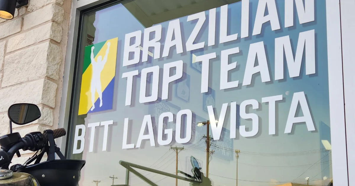 Brazilian Top Team Lago Vista — el propio sitio de la sala declara repetidamente: 'Una academia certificada por la IBJJF'