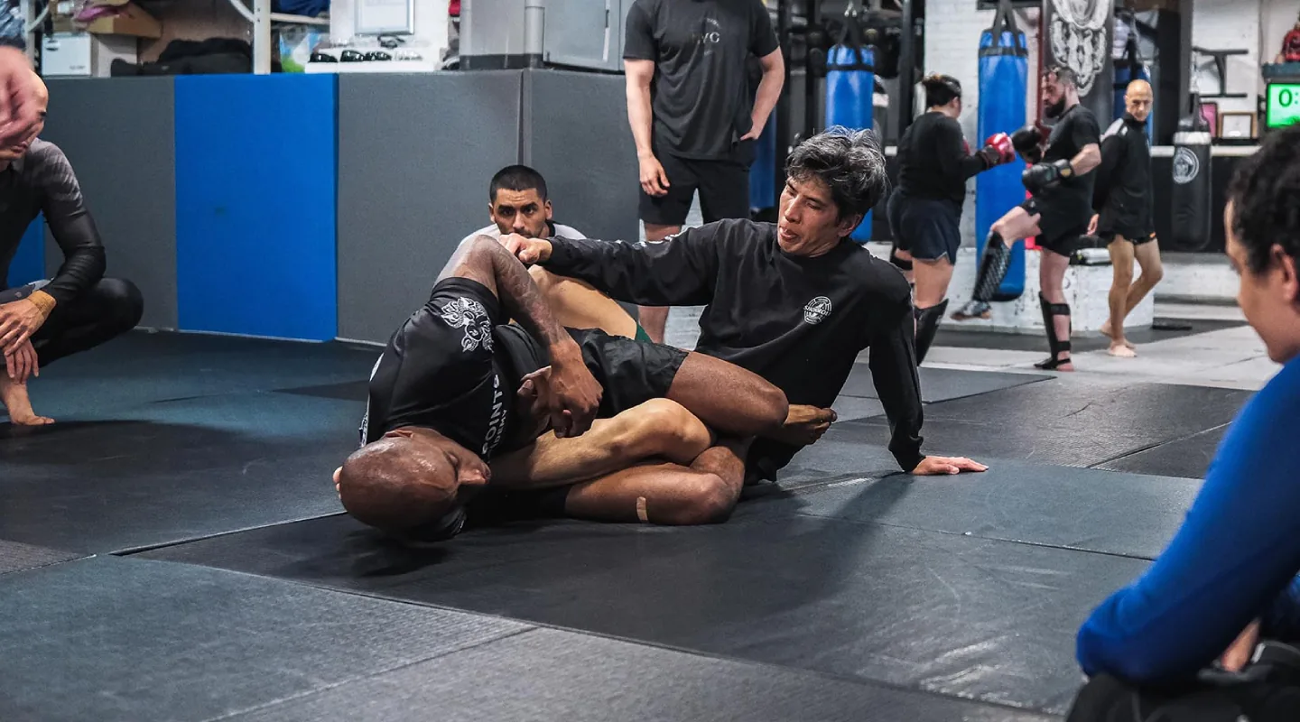 Five Points Academy — ein Muay-Thai-geführtes Multi-Art-Haus; BJJ ist ein Programm darin