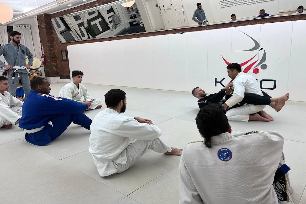 Kano Martial Arts — ein Judo-Haus (der Name gehört Jigoro Kano), das ein BJJ-Programm unter einem namentlich genannten Cheftrainer führt