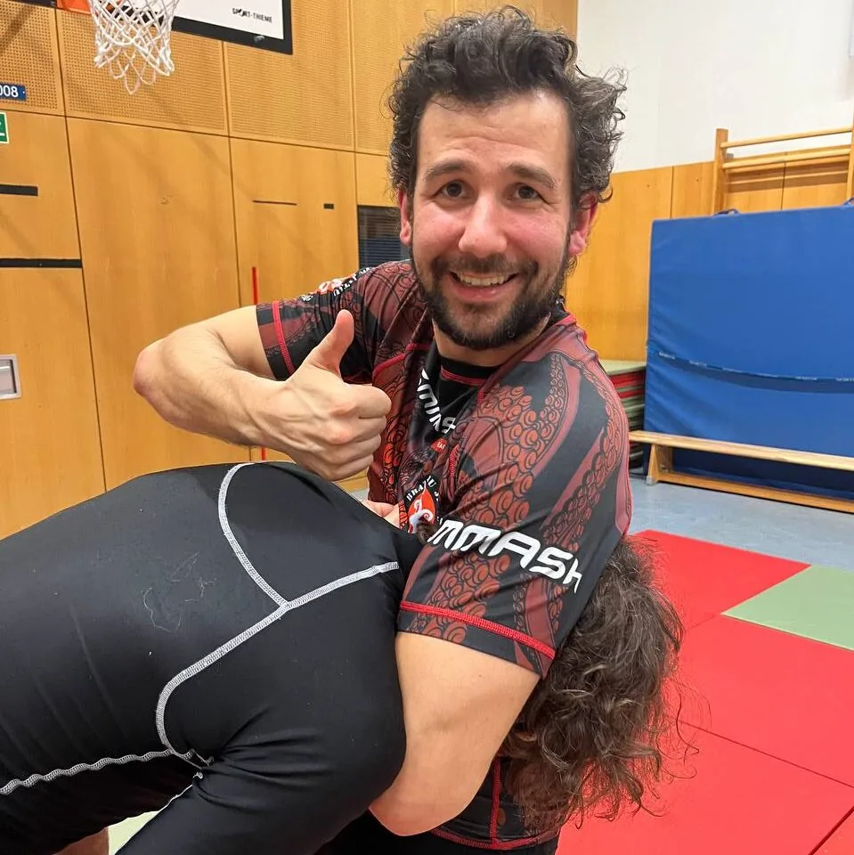MATAR e. V.——“Martial Arts Training and Repetition”，2007年创立。现在练什么由它自己的句子说：“Zur Zeit trainieren wir Brazilian  Jiu Jitsu (Gi) und (NoGi), Muay Thai, Ninjutsu. und Capoeira”（双空格和多余的句点都是俱乐部自己的）。BJJ No-Gi、BJJ Gi和grappling的分开装备区证实这是项目，不是表格里的一栏