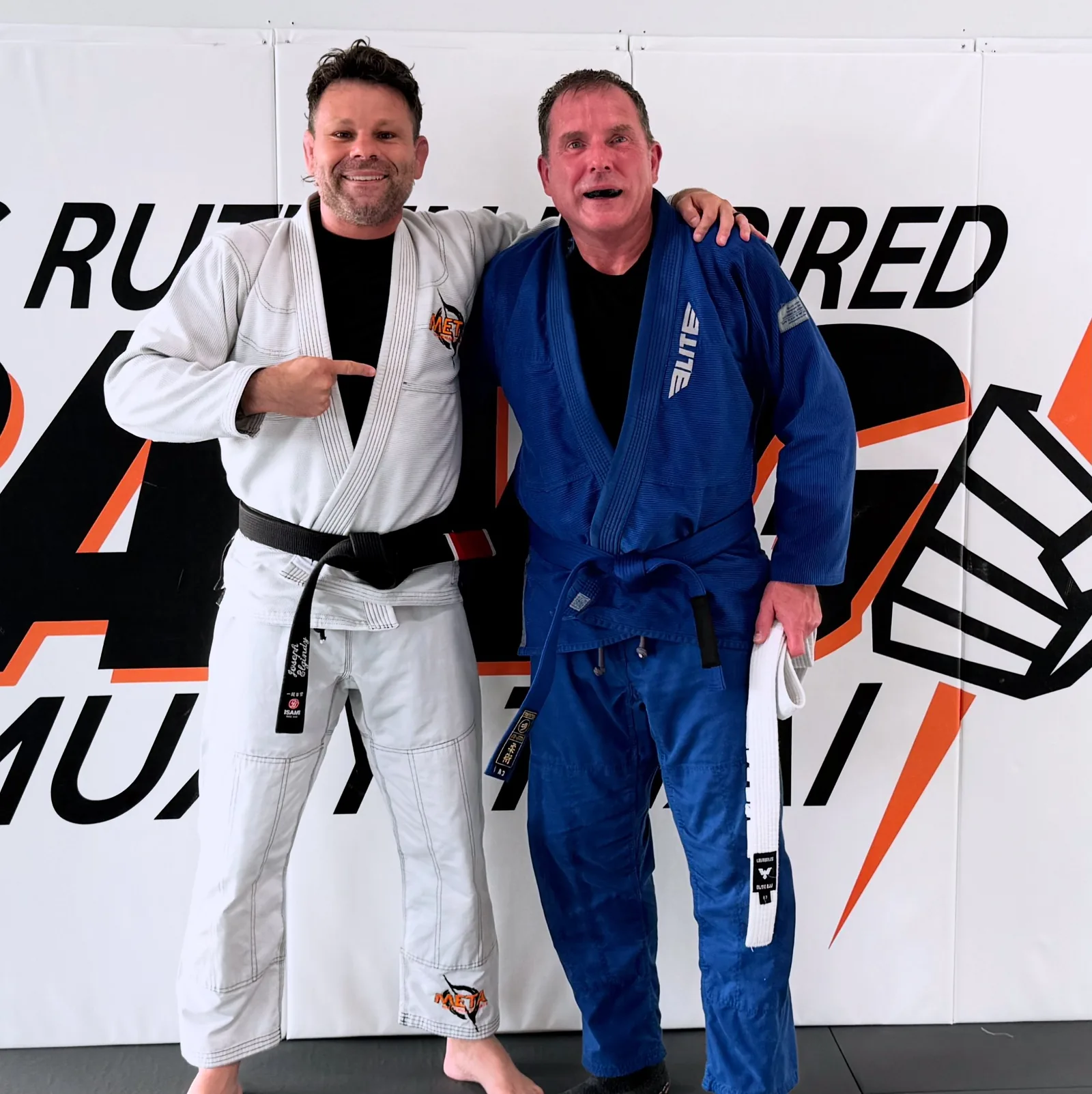 Meta Mixed Martial Arts — un gimnasio multidisciplina independiente que ofrece muay thai/kickboxing junto a jiu-jitsu brasileño, con dos cinturones negros nombrados y con rango. Listado y etiquetado como un gimnasio multidisciplina con un programa de BJJ real, no una academia dedicada de BJJ