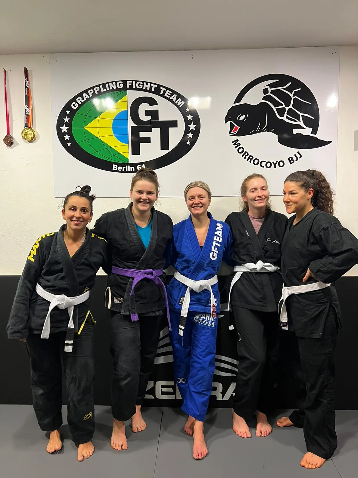 Morrocoyo BJJ，自署“Morrocoyo BJJ I GFTeam 61”——一家发布五个具名课块的克罗伊茨贝格学院：巴西柔术、No-Gi grappling、女子专属grappling课、力量与体能、以及5到12岁的儿童课。它的Impressum显示由它自己的三位教练合伙，离Gneisenaustraße或Südstern地铁站“nur wenige Gehminuten”