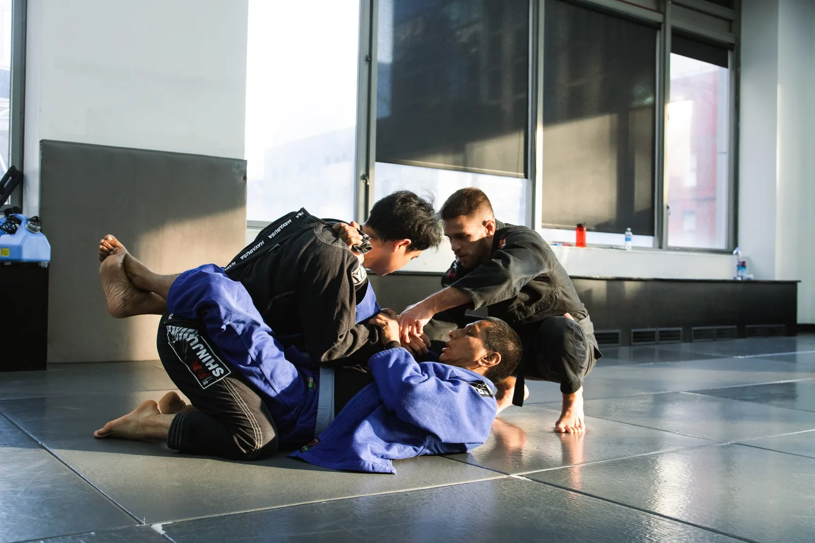 NYC BJJ Academy — der Erwachsenen-BJJ-Raum eines Betreibers mit drei Marken und vier Adressen; Midtown ist die einzige verifizierte Adresse, die Erwachsene unterrichtet