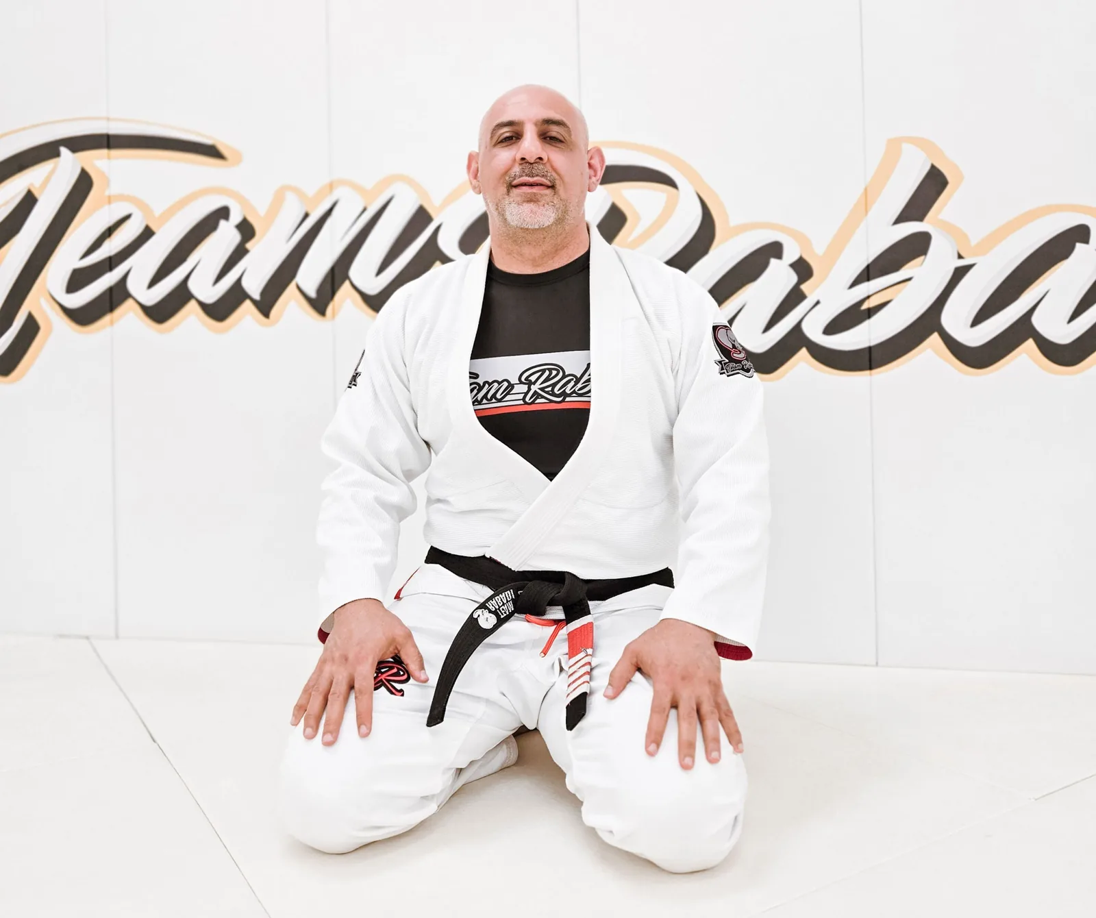 Team Rabadi Academy Georgetown — собственный тег заголовка гласит «Team Rabadi Brazilian Jiu-Jitsu & Muay Thai»; связанные Instagram и домен всё ещё показывают имя до ребрендинга — «Georgetown Brazilian Jiu Jitsu», читаемое как устаревшая вывеска, а не второй бизнес