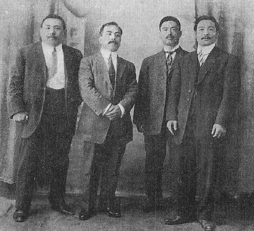 Групповая фотография четырёх дзюдоистов, включая Маэду, 1912 год