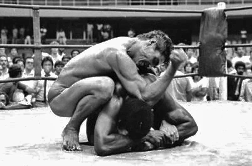 Rickson Gracie im Kampf gegen Rei Zulu bei einem Vale-Tudo-Kampf, 1980