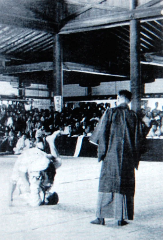 Early photograph of a triangle choke applied on the ground