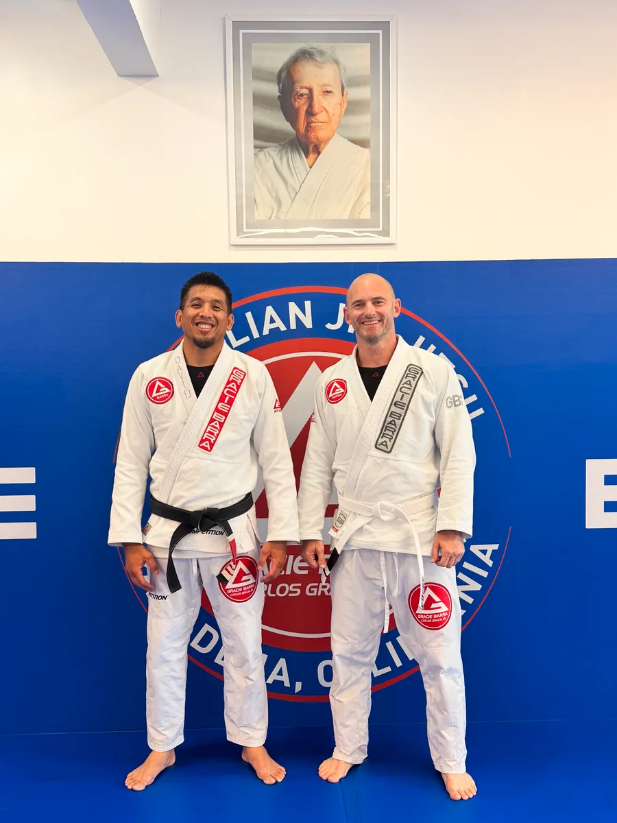 Blake com o Professor David depois de receber seu primeiro grau na faixa-branca, Gracie Barra Pasadena